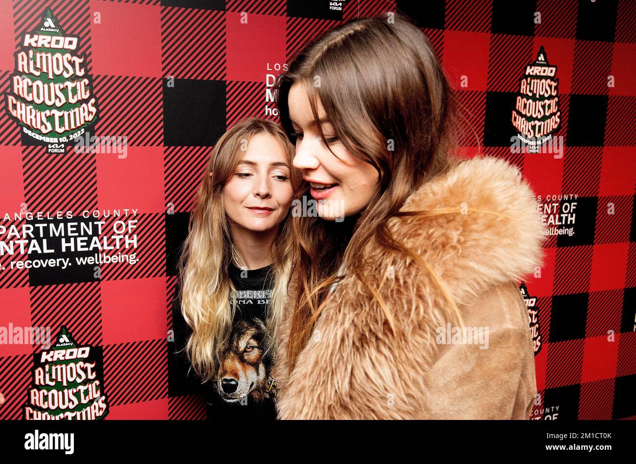 Inglewood, Stati Uniti. 10th Dec, 2022. Wet leg - Hester Chambers e Rhian Teasdale partecipano al 'KROQ Almost Acoustic Christmas' di Audacy al Kia Forum il 10 dicembre 2022 a Inglewood, California. Foto: Casey Flanigan/imageSPACE Credit: Imagespace/Alamy Live News Foto Stock