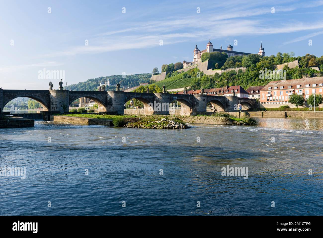 Il castello 'Festung Marienberg' si trova su una collina sopra la città, il ponte 'Alte Mainbrücke' che attraversa il fiume meno Foto Stock