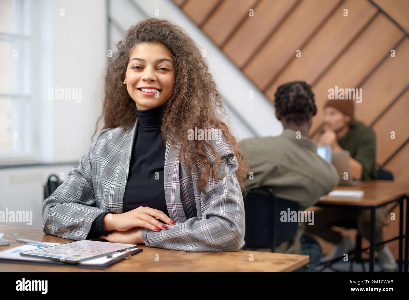 giovane donna d'affari che lavora in un centro di coworking. Foto Stock