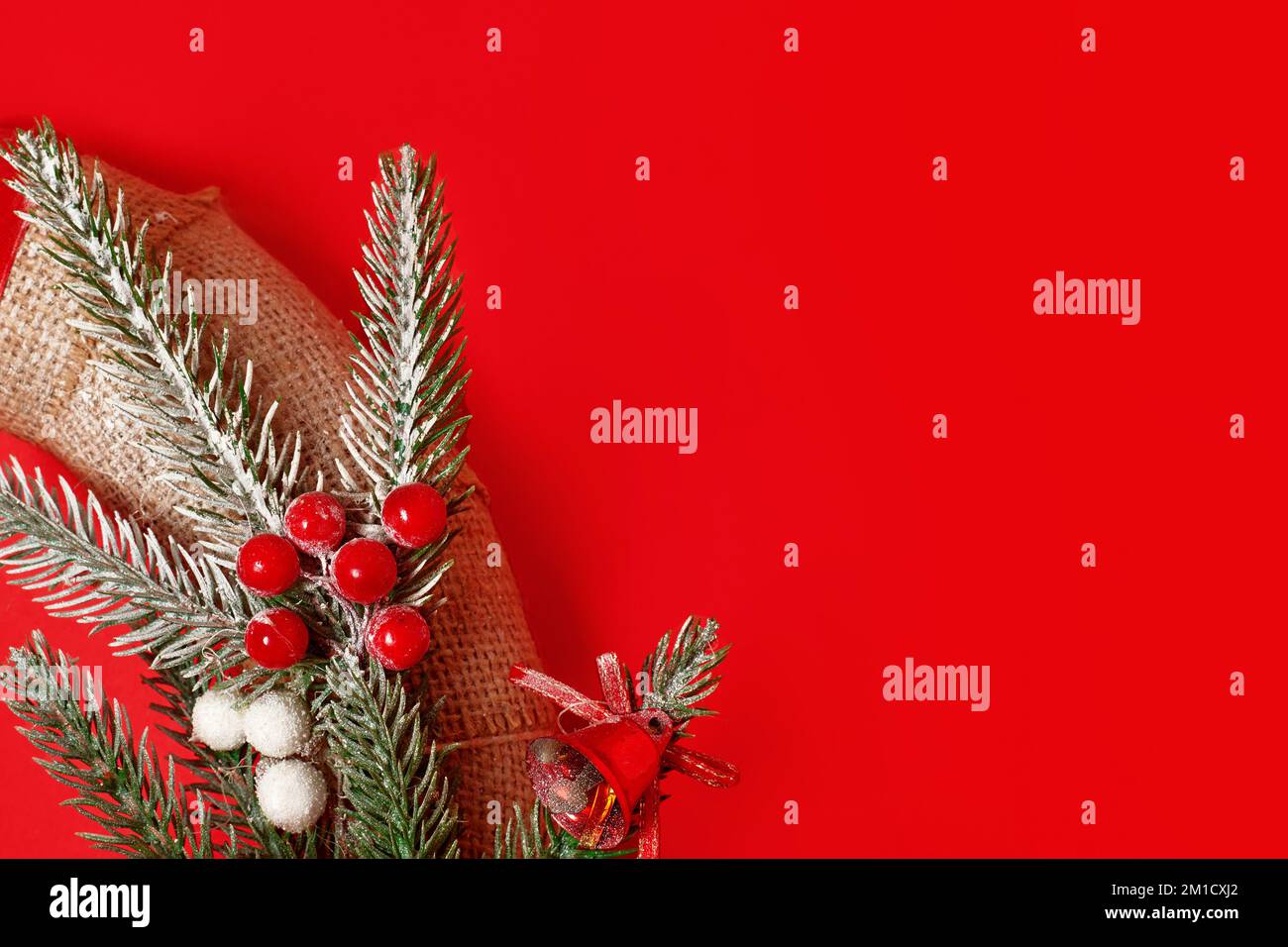 Mockup Natale saluto corona di natale su sfondo rosso con posto per il tuo testo Foto Stock