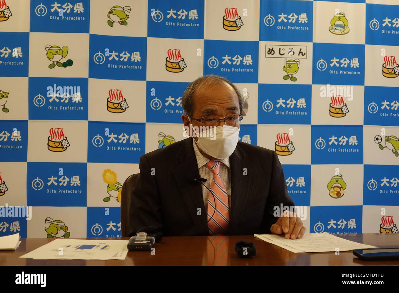 Oita, Giappone. 8th Dec, 2022. Katsushada Hirose, governatore della prefettura di Oita, parla durante una conferenza stampa nella prefettura di Oita, Giappone, 8 dicembre 2022. La prefettura di sorgenti calde del Giappone di Oita sta andando a vapore pieno avanti nello sviluppo di energia geotermica, come il paese mira ad andare a zero emissioni di carbonio entro il 2050.TO ANDARE CON 'Economic Watch: La prefettura di sorgenti calde del Giappone scommette grandi sull'energia geotermica' Credit: Zhang Yiyi/Xinhua/Alamy Live News Foto Stock