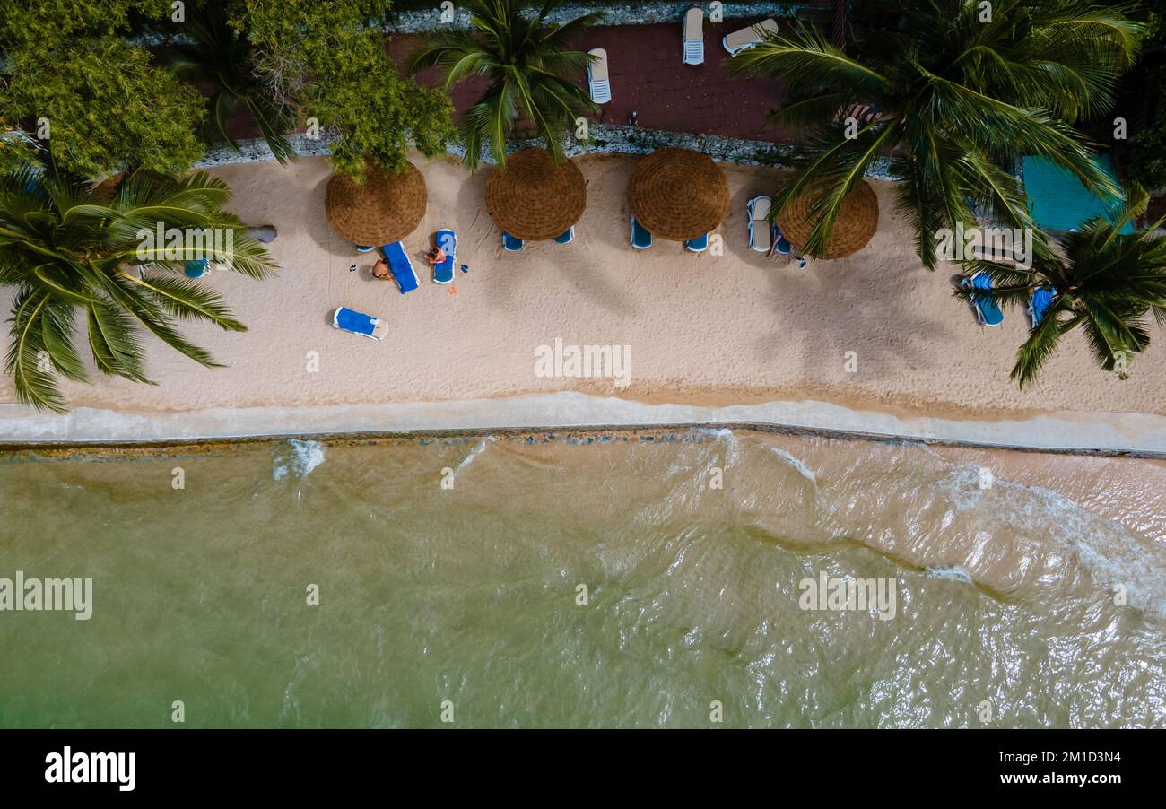 Vista aerea del drone all'accogliente Beach Pattaya Thailandia con persone che prendono il sole sulla spiaggia Foto Stock