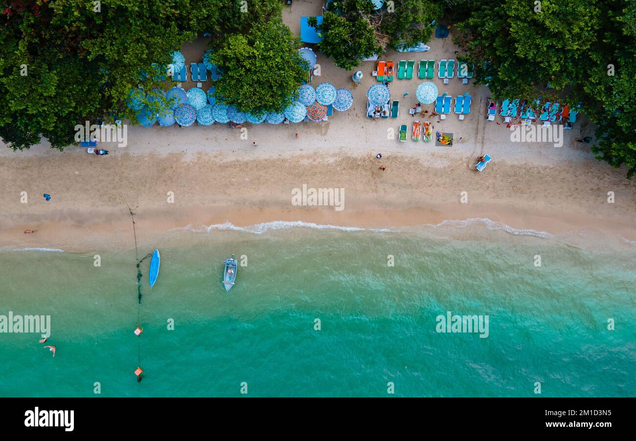 Vista aerea del drone all'accogliente Beach Pattaya Thailandia con persone che prendono il sole sulla spiaggia Foto Stock