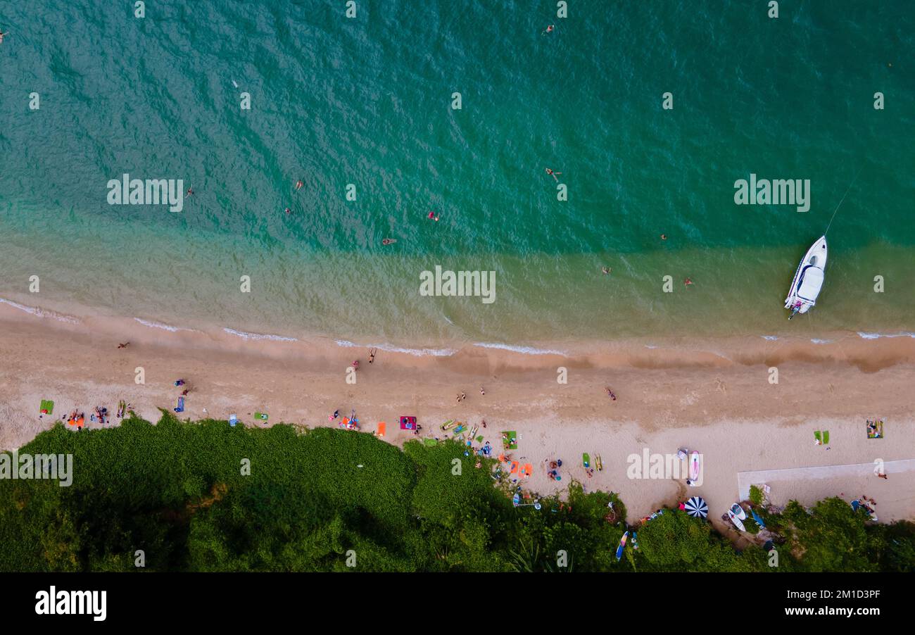 Vista aerea del drone all'accogliente Beach Pattaya Thailandia con persone che prendono il sole sulla spiaggia Foto Stock