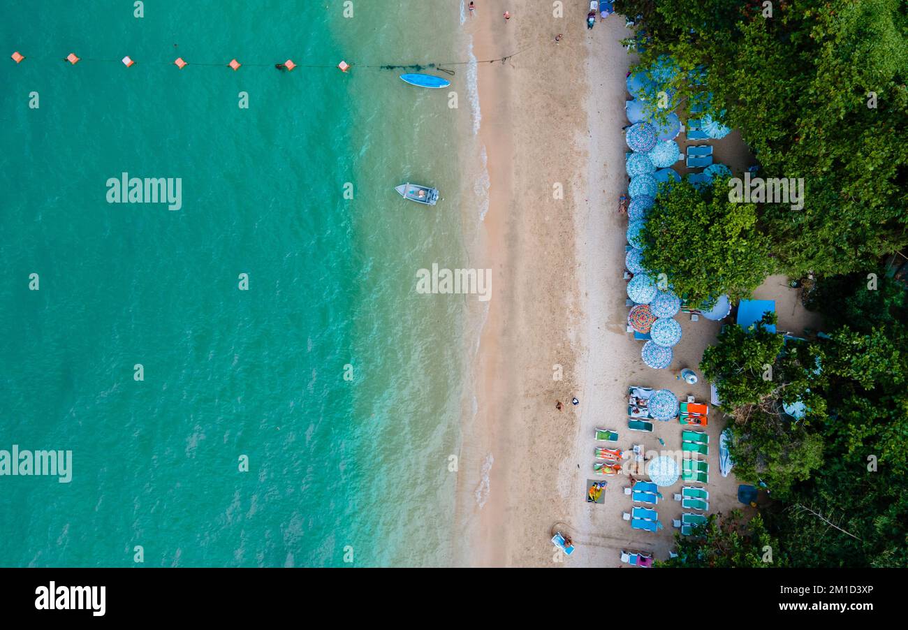 Vista aerea del drone all'accogliente Beach Pattaya Thailandia con persone che prendono il sole sulla spiaggia Foto Stock