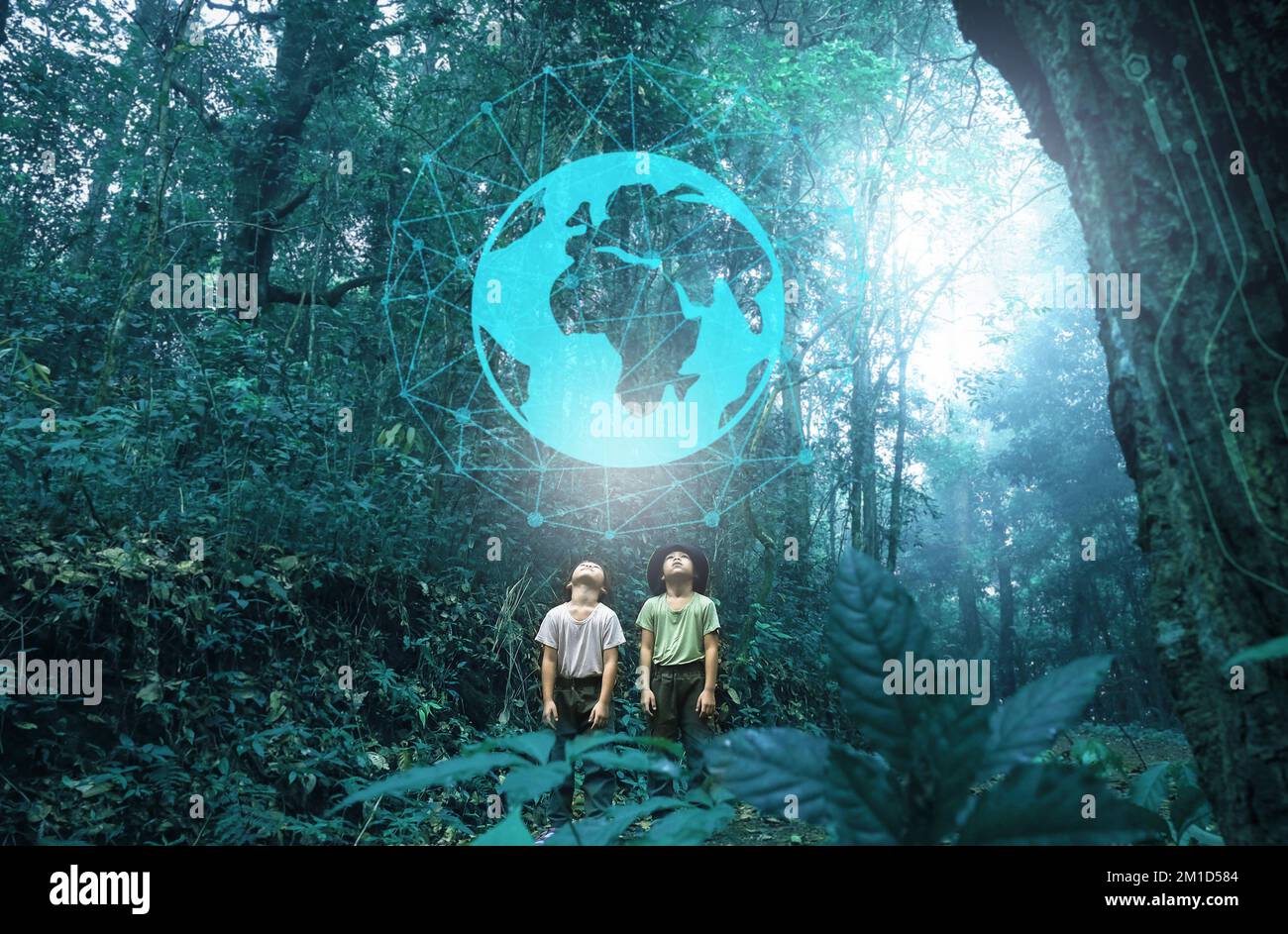 Due fratelli erano entusiasti di guardare l'icona del mondo sullo sfondo della splendida foresta pluviale. Famiglia in un'avventura escursionistica attraverso la foresta. Techno Foto Stock