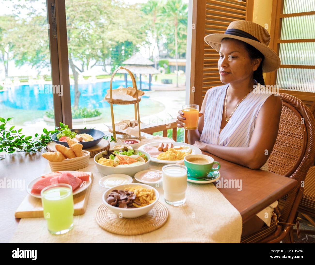 Donne Tailandesi Asiatiche che hanno una colazione di lusso nell'hotel. Foto Stock