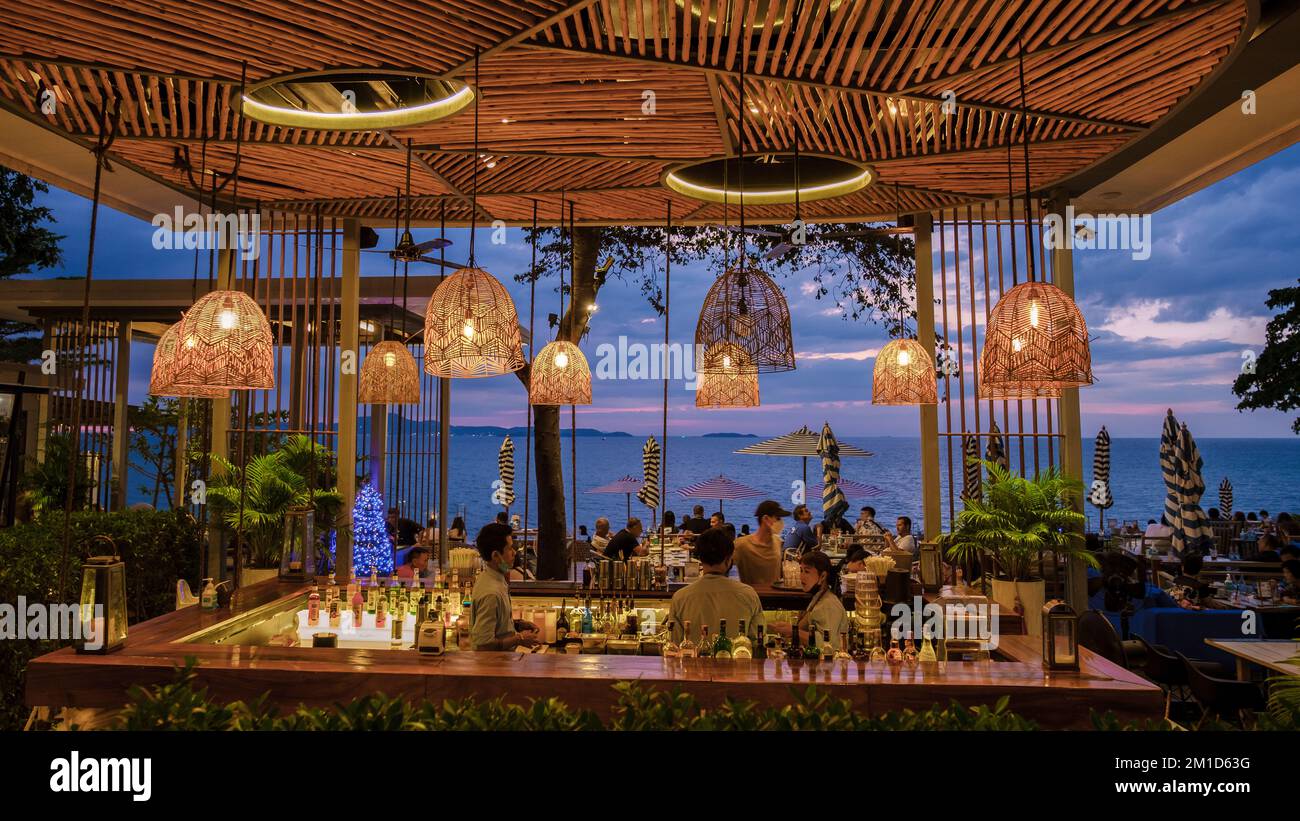 Pattaya Thailandia Dicembre 2022, il ristorante Sky Gallery a Pattaya Thailandia durante il tramonto con persone al bar con luci serali. Foto Stock