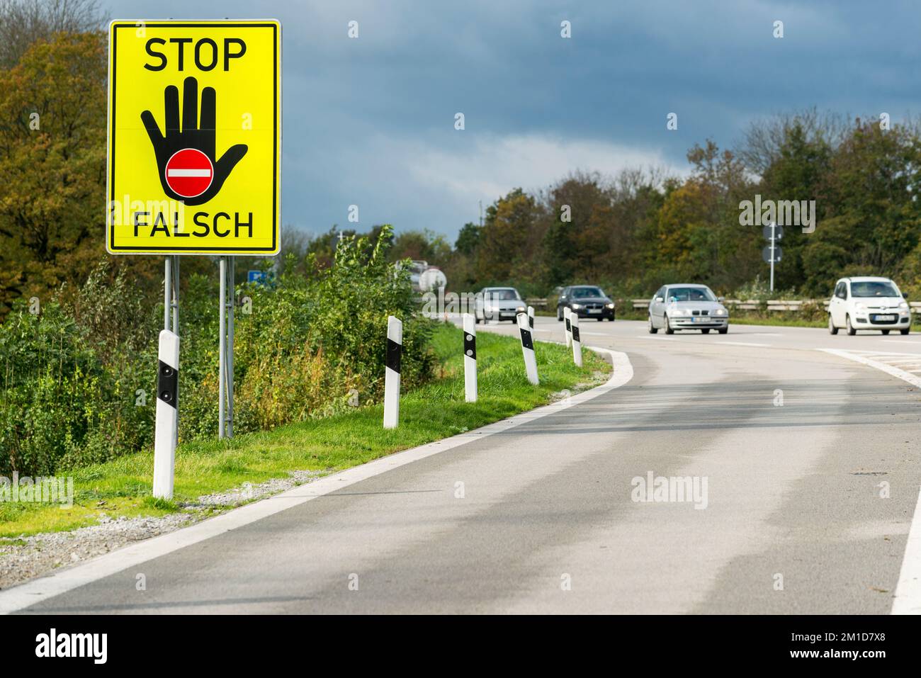 Due cartelli indicano di non entrare in autostrada nella direzione sbagliata in lingua tedesca Foto Stock