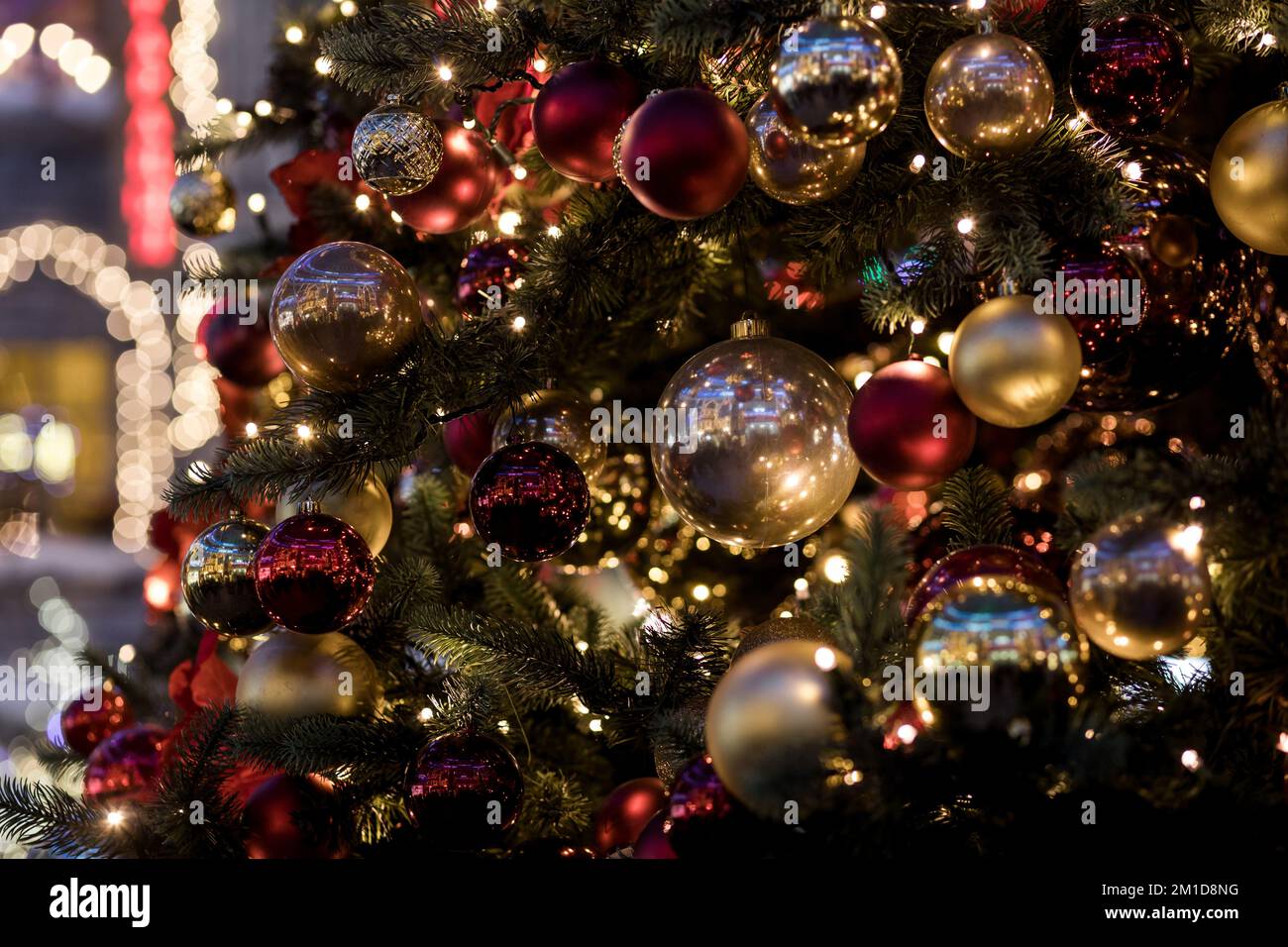 splendidamente decorato con palle albero di natale. hristmas albero ghirlanda e ornamenti Foto Stock
