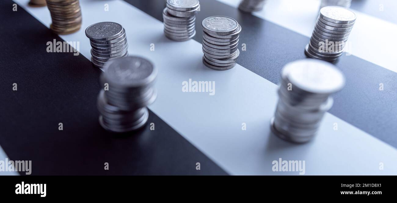 Monete polacche su un tavolo bianco e nero. Situazione finanziaria difficile. Riduzione dei risparmi Foto Stock