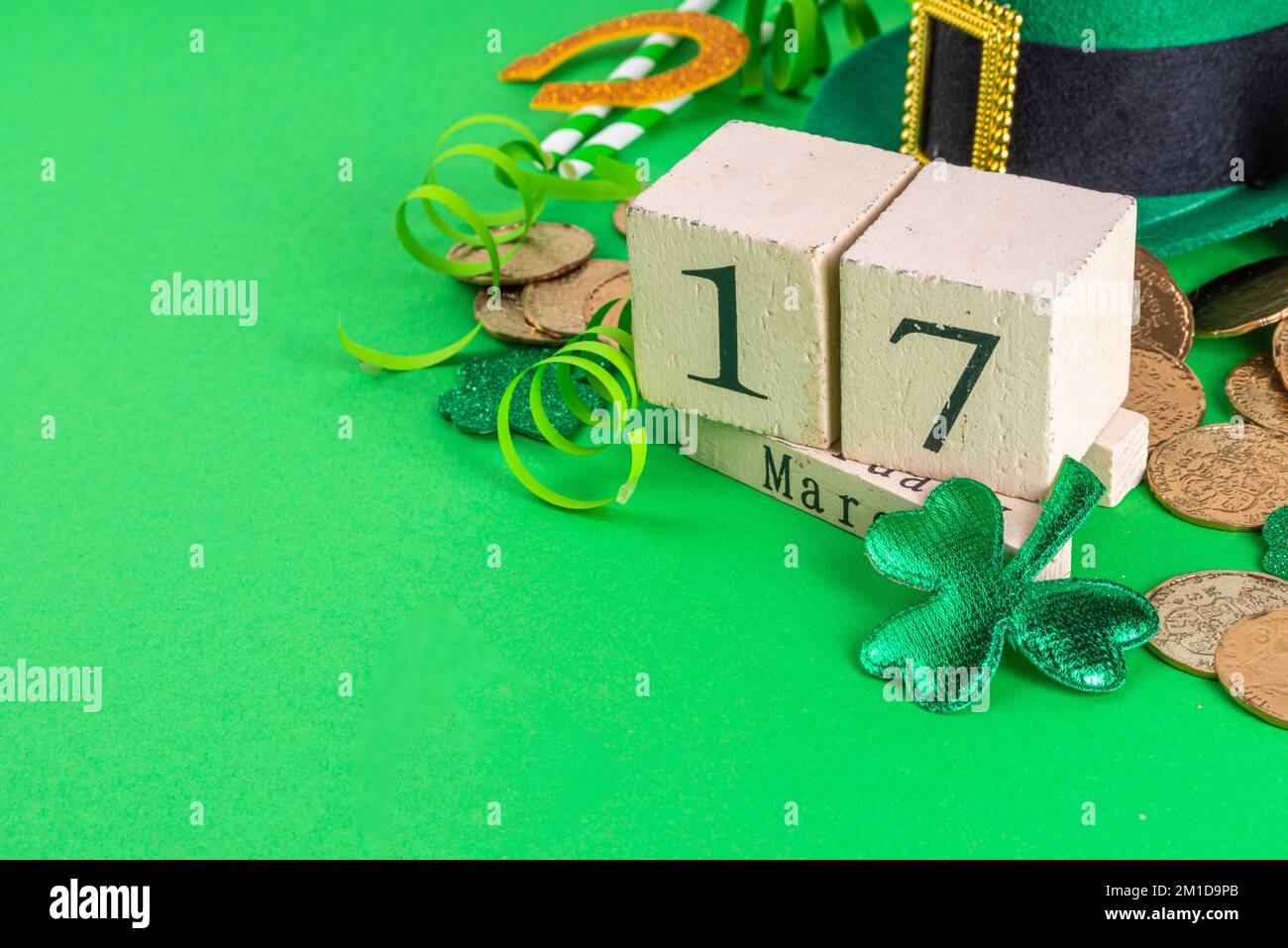 Buon giorno di Patrick's biglietto di auguri di festa invito. Accessori per cappello leprechaun di festa di San Patrizio, occhiali, shamrock, monete d'oro, calendario blocchi M Foto Stock