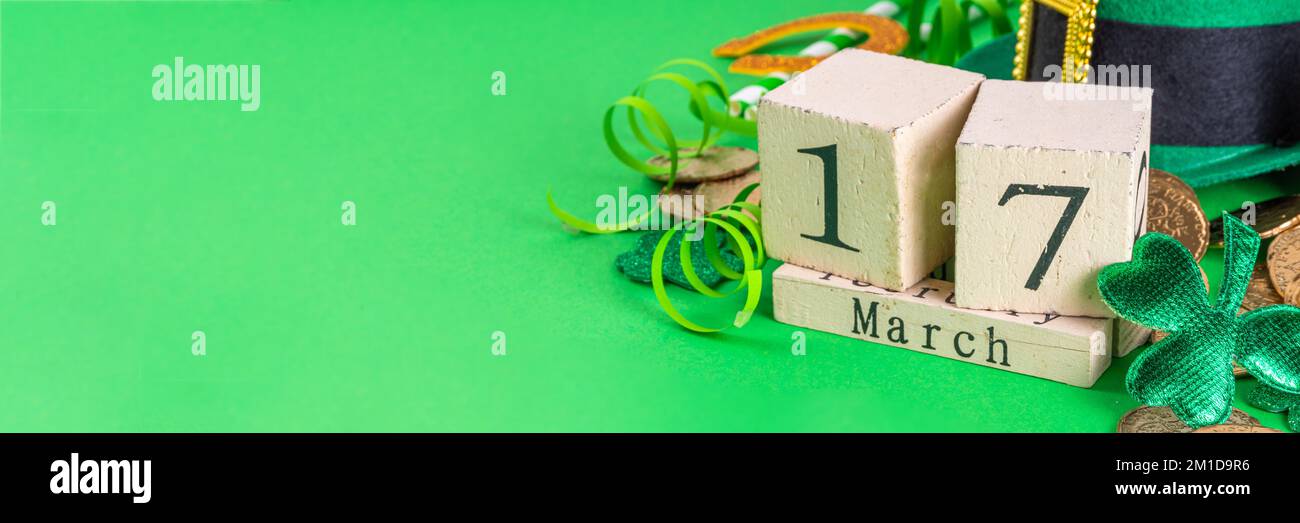 Buon giorno di Patrick's biglietto di auguri di festa invito. Accessori per cappello leprechaun di festa di San Patrizio, occhiali, shamrock, monete d'oro, calendario blocchi M Foto Stock