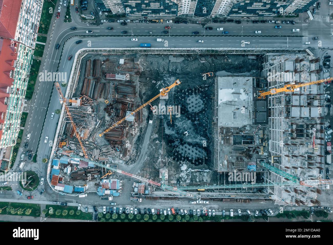 Vista dall'alto del cantiere dal drone. Gru a torre e macchinari industriali, sviluppo di alloggi. Foto Stock