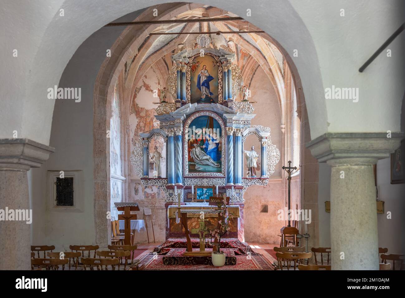 Chiesa della Madonna Addolorata interno con altare maggiore a Predjama, comune di Postojna, Slovenia sud-occidentale, costruito alla fine del 15th ° secolo Foto Stock