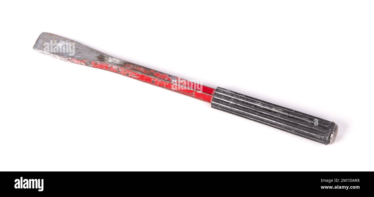 Vecchio scalpello grungo per lavori in pietra, isolato Foto Stock