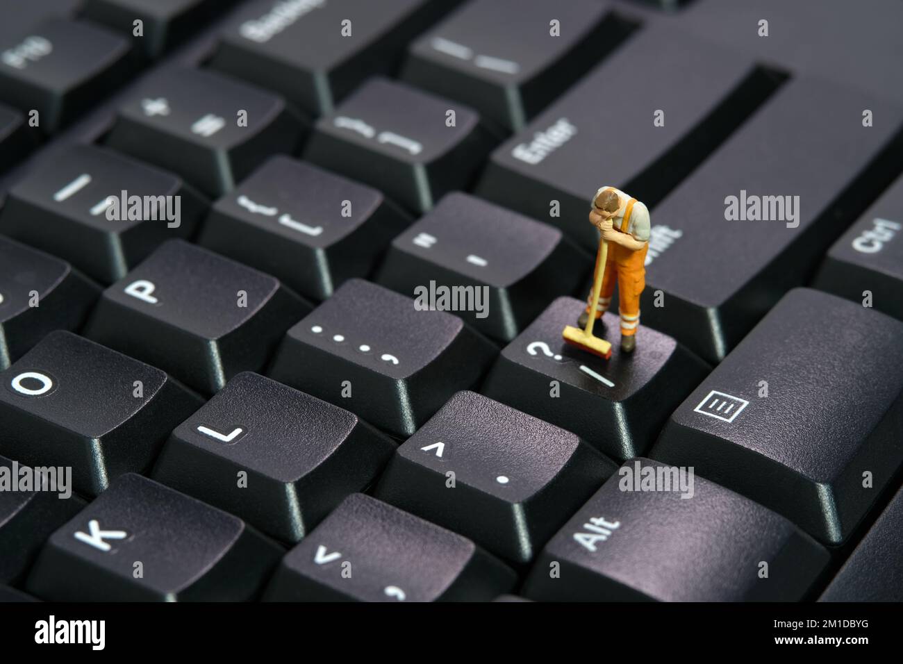 Fotografia di figura giocattolo delle persone in miniatura. Addetti alla pulizia della tastiera meccanica con scopa, spazzola. Foto dell'immagine Foto Stock