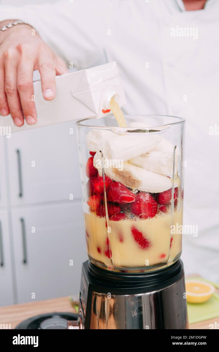 cucinare frullati alle fragole in una lezione culinaria Foto Stock