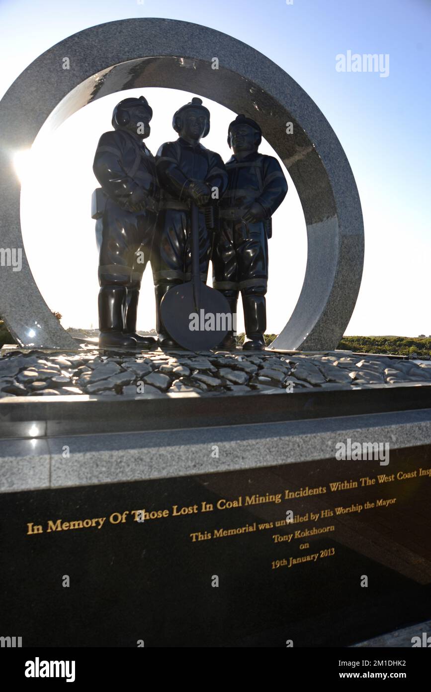 Un memoriale ai minatori di carbone elenca i nomi degli uomini uccisi in incidenti minerari nel distretto di Greymouth dal 1862. Nuova Zelanda, 2022. Il memoriale stan Foto Stock