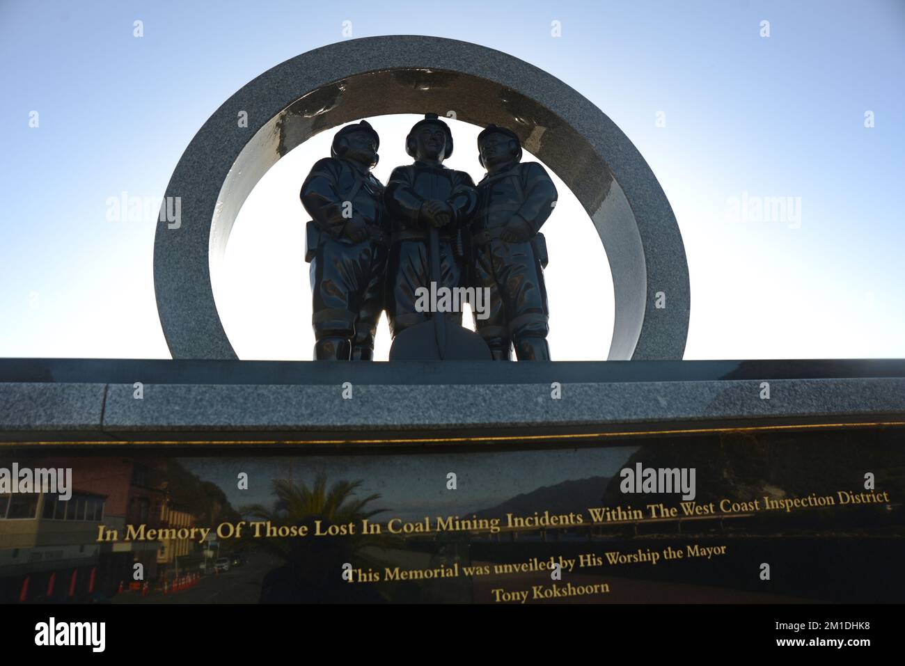 Un memoriale ai minatori di carbone elenca i nomi degli uomini uccisi in incidenti minerari nel distretto di Greymouth dal 1862. Nuova Zelanda, 2022. Il memoriale stan Foto Stock