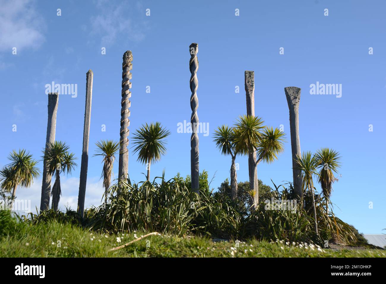 Sculture in legno che rappresentano gli strumenti del commercio dei minatori dominano lo skyline di Greymouth, Nuova Zelanda, 2022 Foto Stock