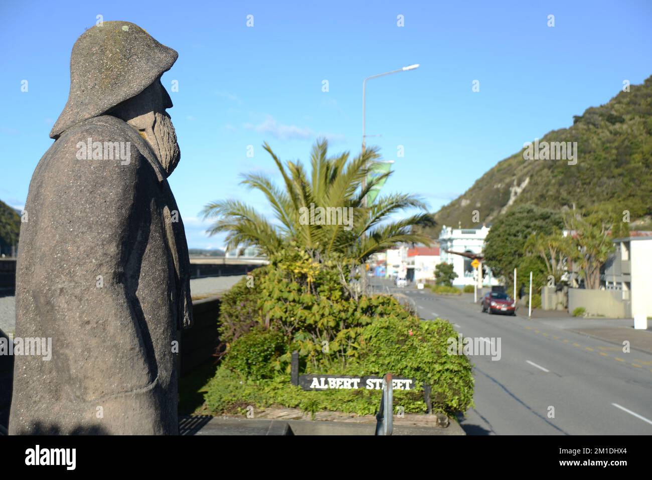 Scultura in granito di un minatore d'oro a Greymouth, Nuova Zelanda, 2022 Foto Stock