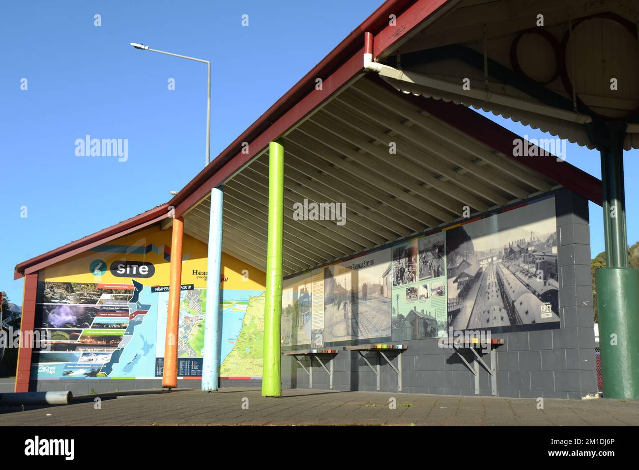 Informazioni turistiche in mostra alla stazione ferroviaria di Greymouth, Nuova Zelanda, 2022 Foto Stock