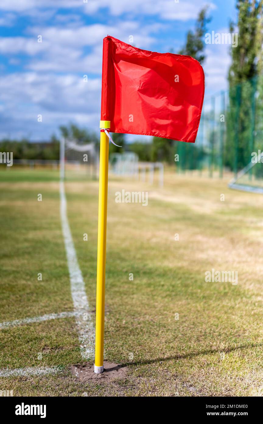 Bandiera d'angolo del campo da calcio che soffia nel vento Foto Stock