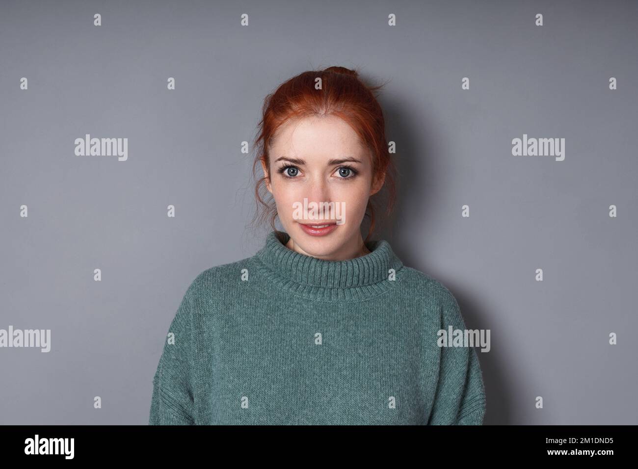 donna media adulta che indossa un maglione dolcevita Foto Stock