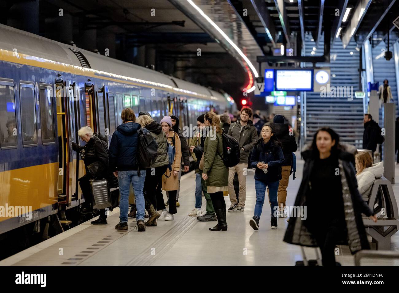 DELFT - viaggiatori alla stazione di Delft. La NS ha introdotto il nuovo calendario. A causa della carenza di personale, il numero di treni in circolazione è inferiore, ma l'azienda ha esteso un terzo dei treni in modo da avere maggiori possibilità di seggio. ANP ROBIN VAN LONKHUIJSEN olanda fuori - belgio fuori Foto Stock