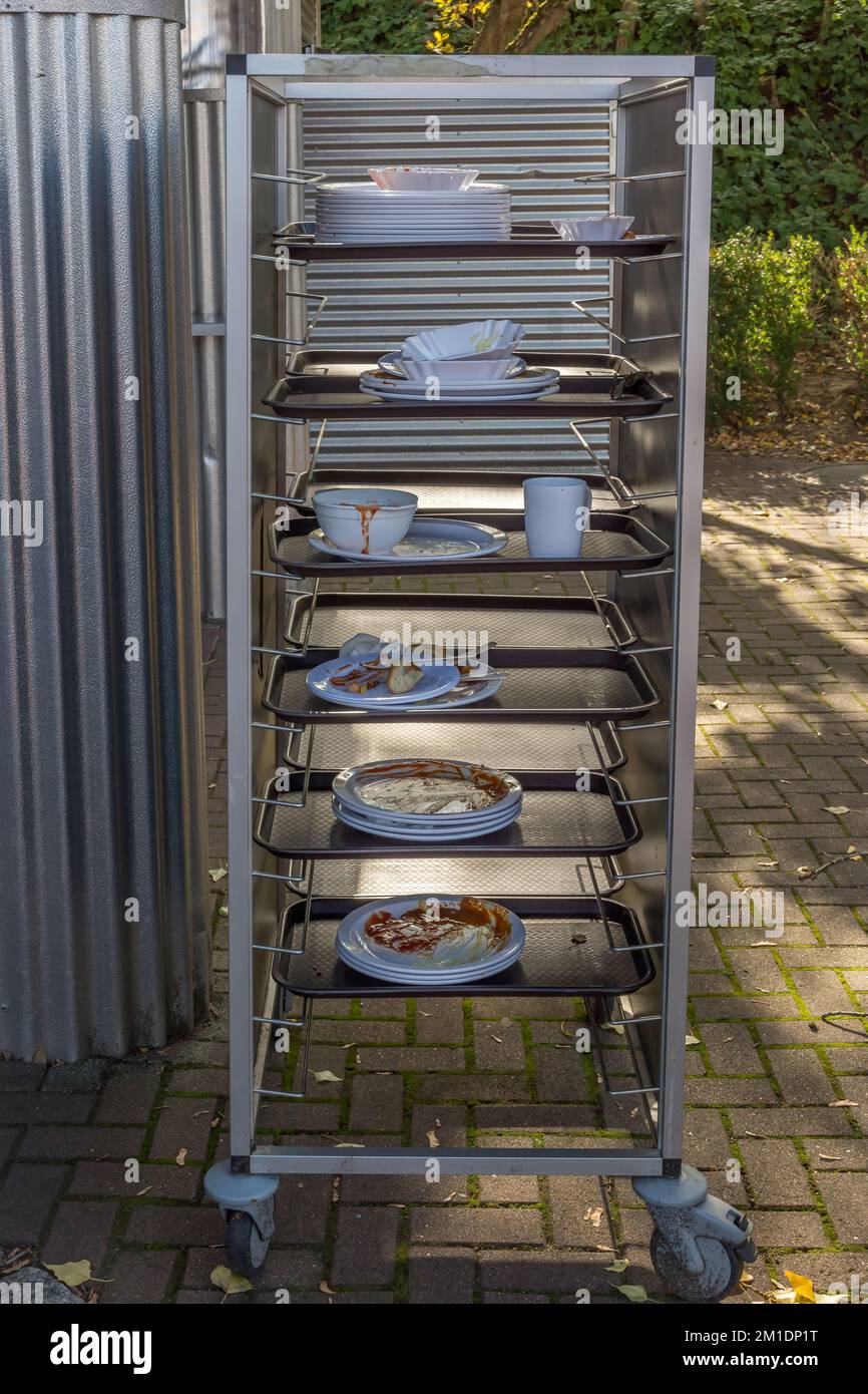 Carrello a vassoio con piatti sporchi in un'operazione gastronomica Foto Stock
