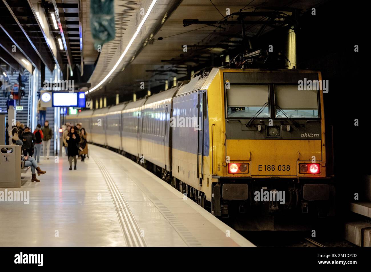 DELFT - Un lungo treno alla stazione di Delft. La NS ha introdotto il nuovo calendario. A causa della carenza di personale, il numero di treni in circolazione è inferiore, ma l'azienda ha esteso un terzo dei treni in modo da avere maggiori possibilità di seggio. ANP ROBIN VAN LONKHUIJSEN olanda fuori - belgio fuori Foto Stock