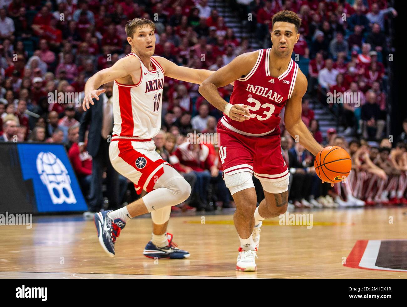 Dicembre 10 2022 Las Vegas, NV, U.S.A. L'Indiana Forward Trayce Jackson-Davis (23) porta la palla in campo durante la partita di pallacanestro NCAA The Clash Men tra gli Arizona Wildcats e gli Indiana Hoosiers. L'Arizona ha battuto l'Indiana 89-75 all'MGM Grand Garden Arena di Las Vegas, Nevada. Thurman James/CSM Foto Stock