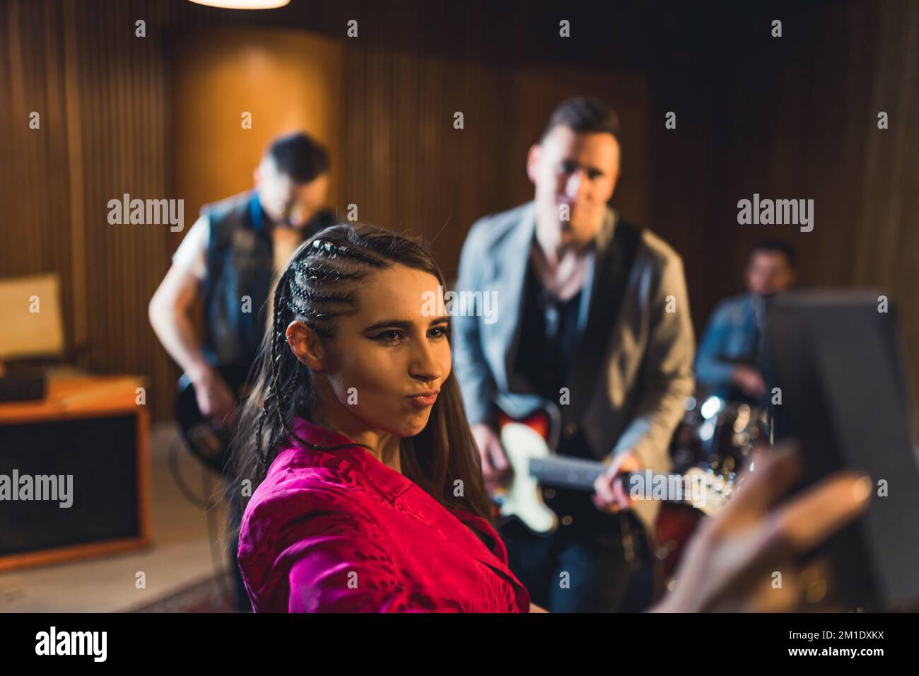 La cantante femminile europea funky prende un selfie con altri membri della band. Concetto di concerti e musicisti. Ritratto interno. . Foto di alta qualità Foto Stock