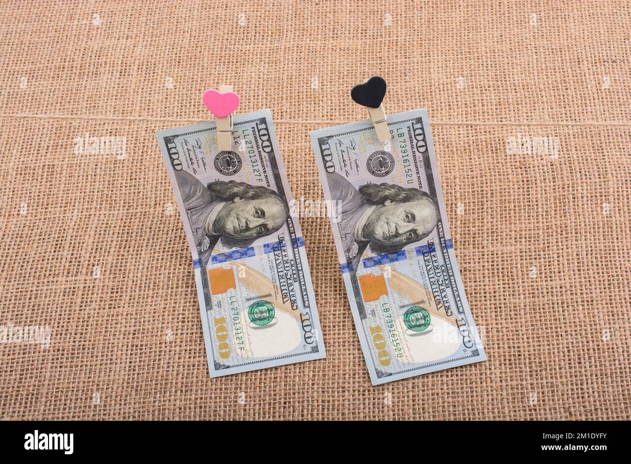 American 100 banconote di dollari con un cuore agganciare una stringa Foto Stock