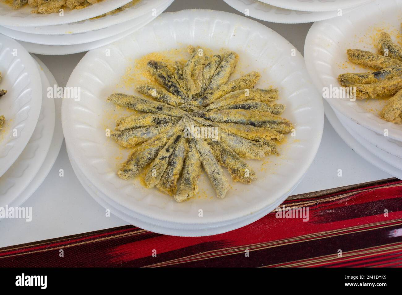 Set di piastre con alici fritte pesce come frutti di mare Foto Stock