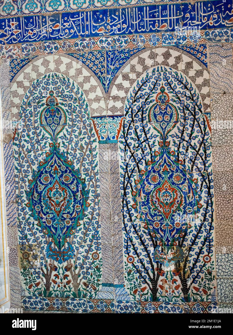 Ottomano fatti a mano antico bagno turco di piastrelle con motivi floreali Foto Stock