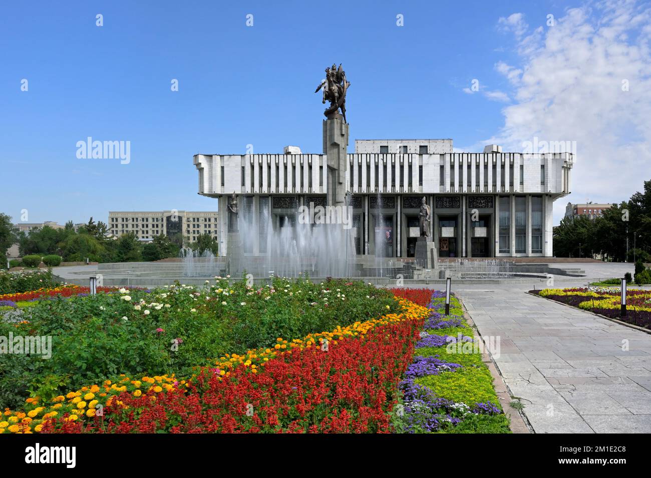 Kirghizistan National Philharmonic House e fontana, statue che evocano il poema epico Mana, Bishkek, Kirghizistan Foto Stock