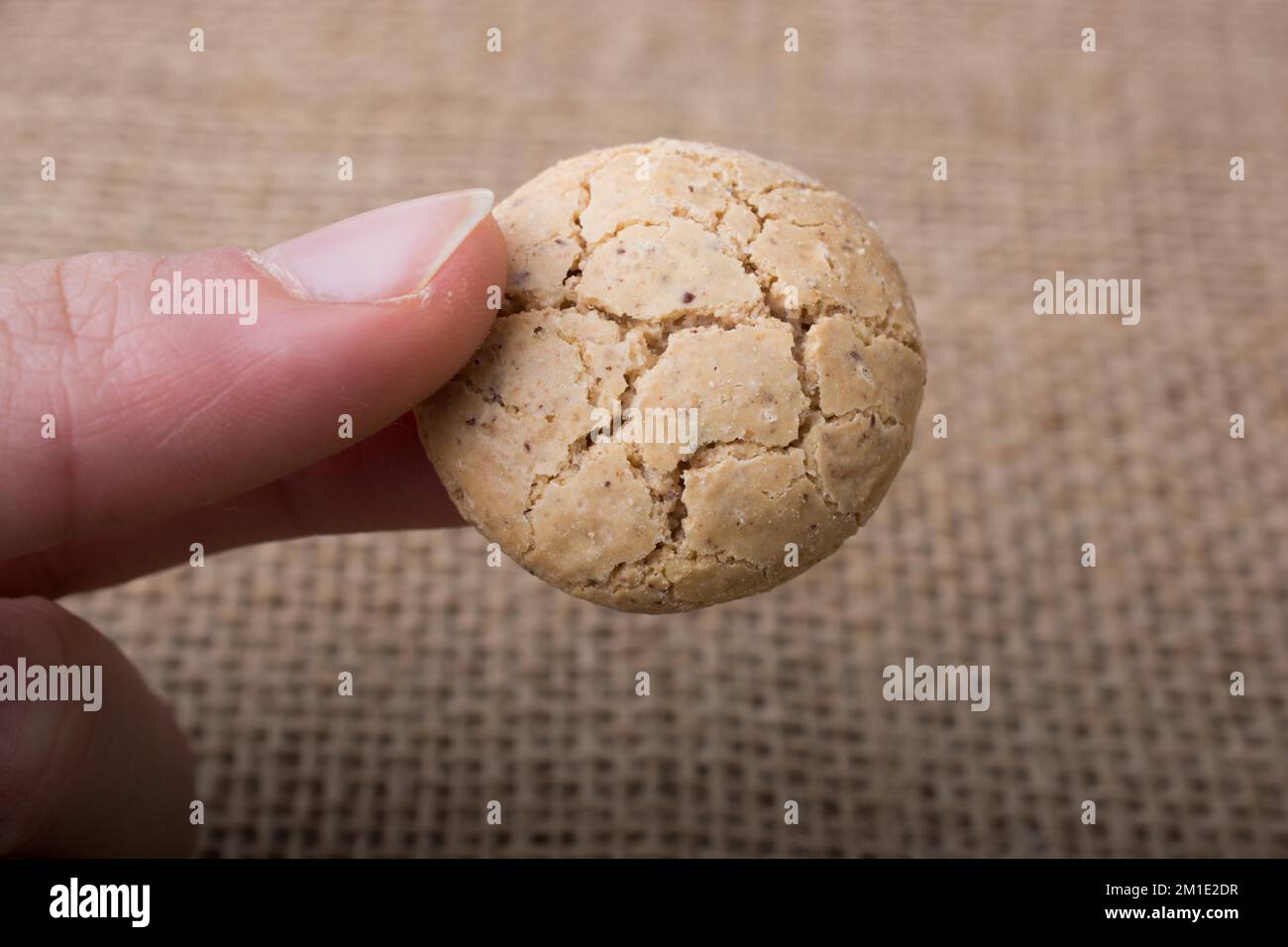 Bagno turco almond cookie in mano su una tela di lino Foto Stock Bagno turco almond cookie in mano su una tela di lino Foto Stock