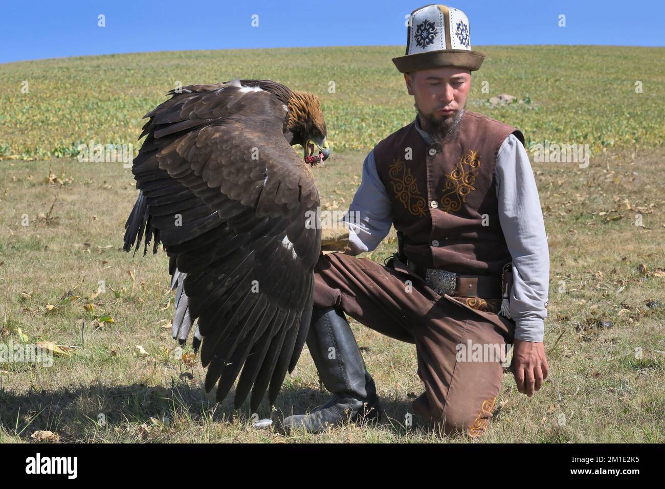 Cacciatore di Kirghizistan con aquila reale (Aquila Chrysaetos), lago di Song kol, regione di Naryn, Kirghizistan Foto Stock