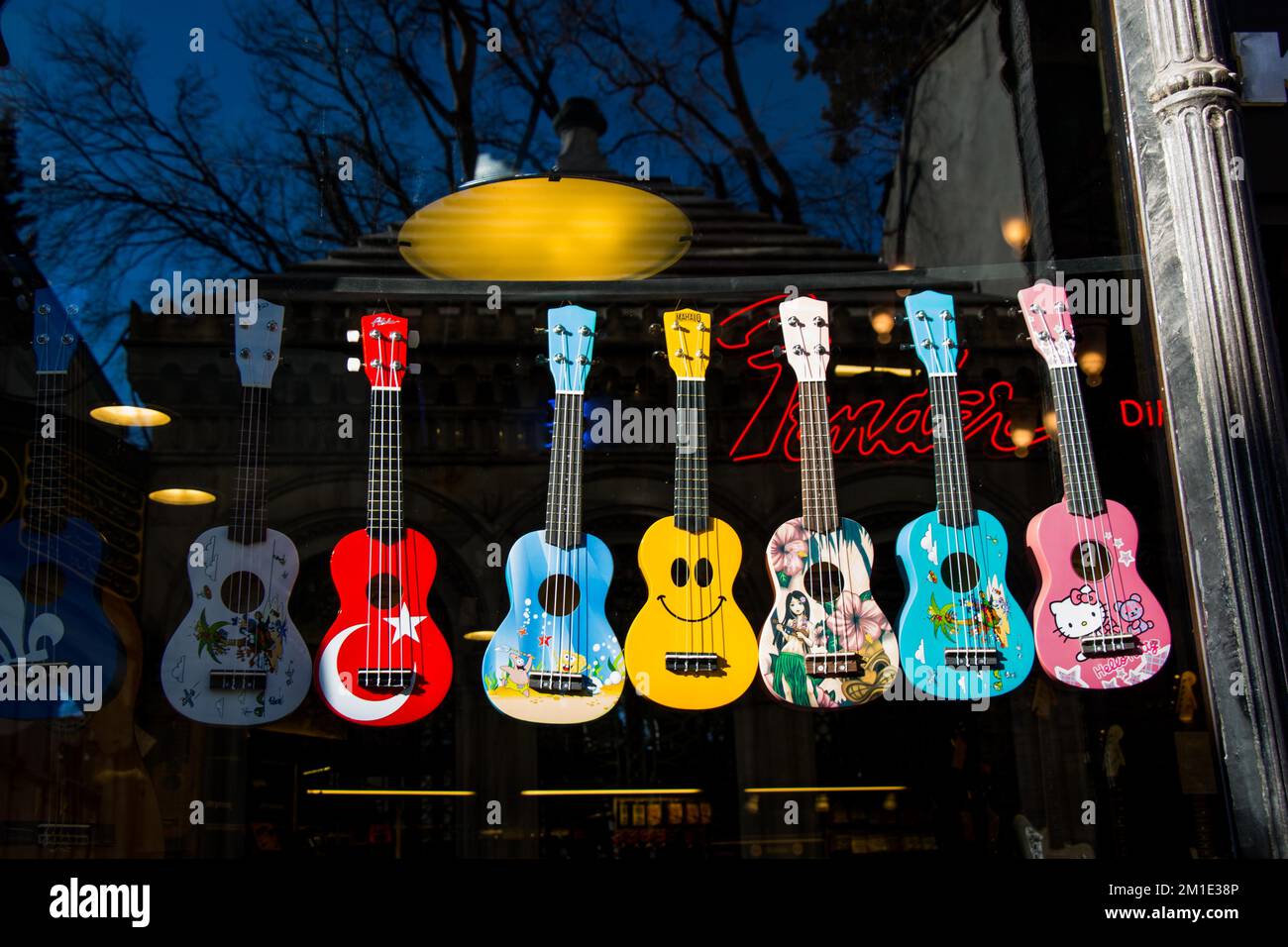 Set di coloratissimi modelli di chitarra in vista Foto Stock