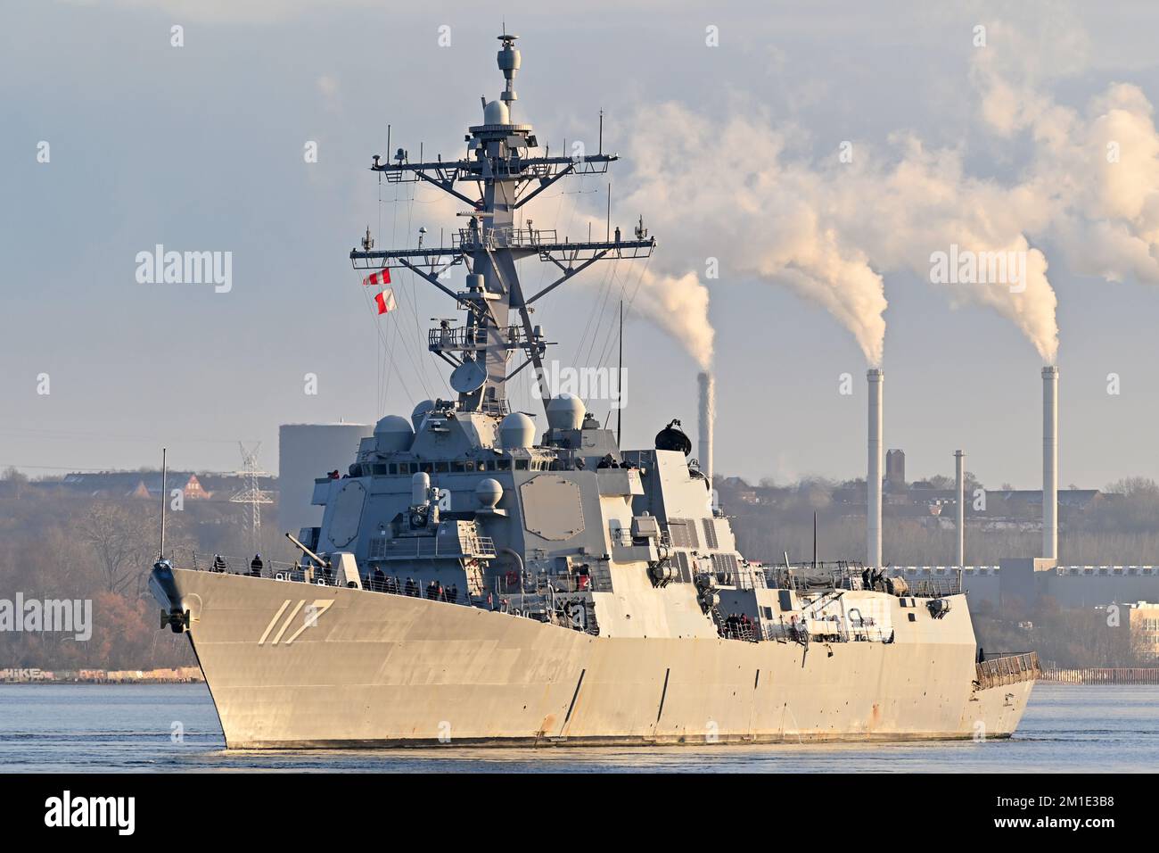 Missile guidato di Arleigh-Burke-Class Destroyer DDG 117 USS PAUL IGNATIUS in uscita dalla base navale di Kiel Foto Stock
