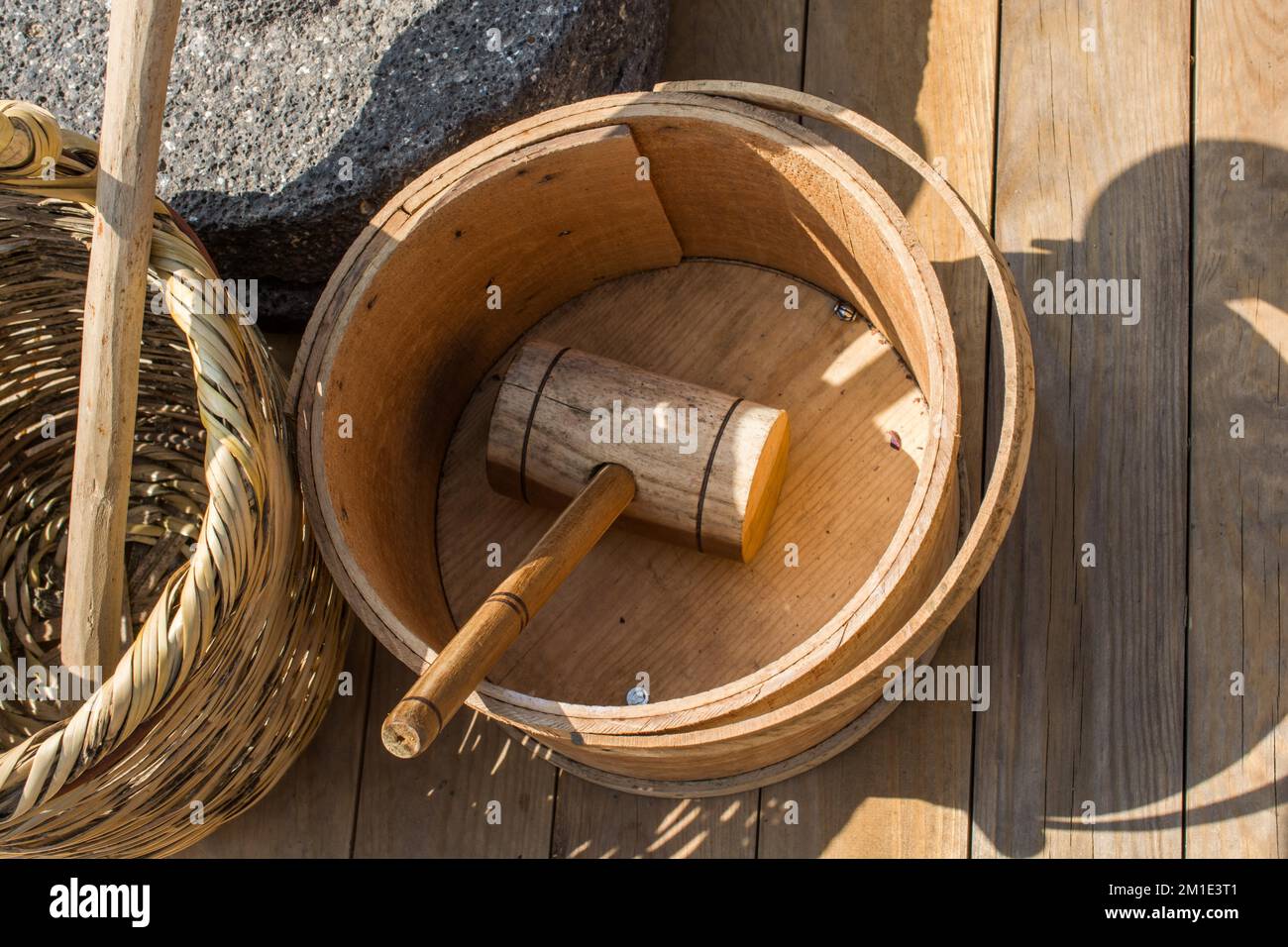 Mazzuolo di legno in un secchio di legno sul display Foto Stock