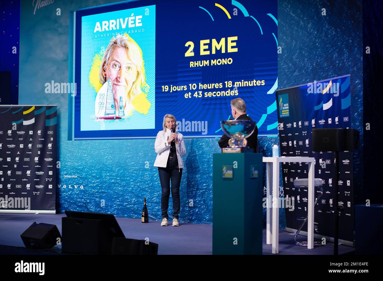 Rhum Mono, Catherine CHABAUD 2nd ° posto durante la premiazione della Route du Rhum 2022 il 10 dicembre 2022 al Salon nautique de Paris a Parigi, Francia - Foto Nicolas Pehe / DPPI Foto Stock