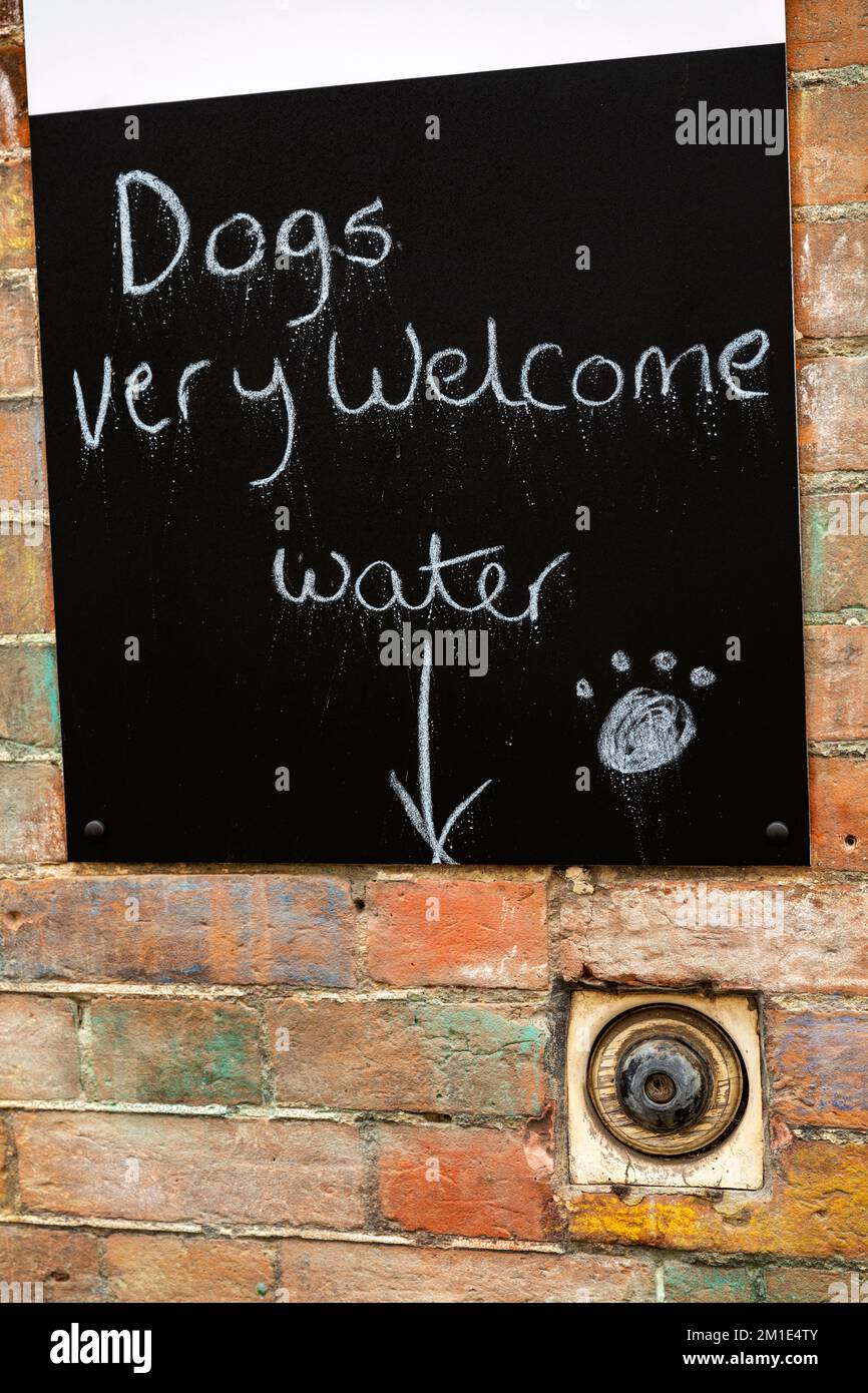 Cani cartello di benvenuto fuori da una libreria Woodbridge Suffolk UK Foto Stock