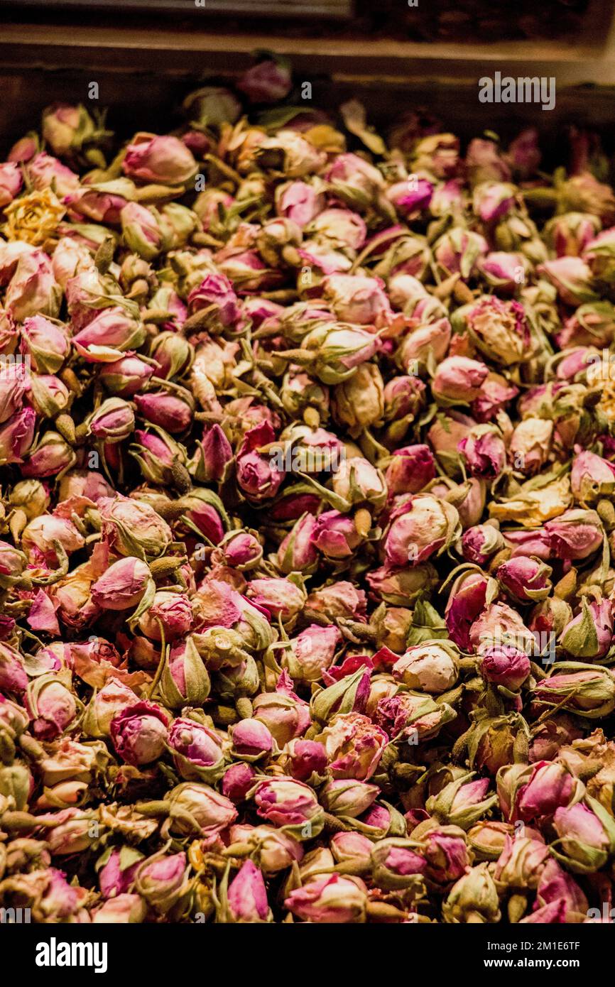 Rosa come pianta di erbe asciutta al posto di mercato per la vendita Foto Stock