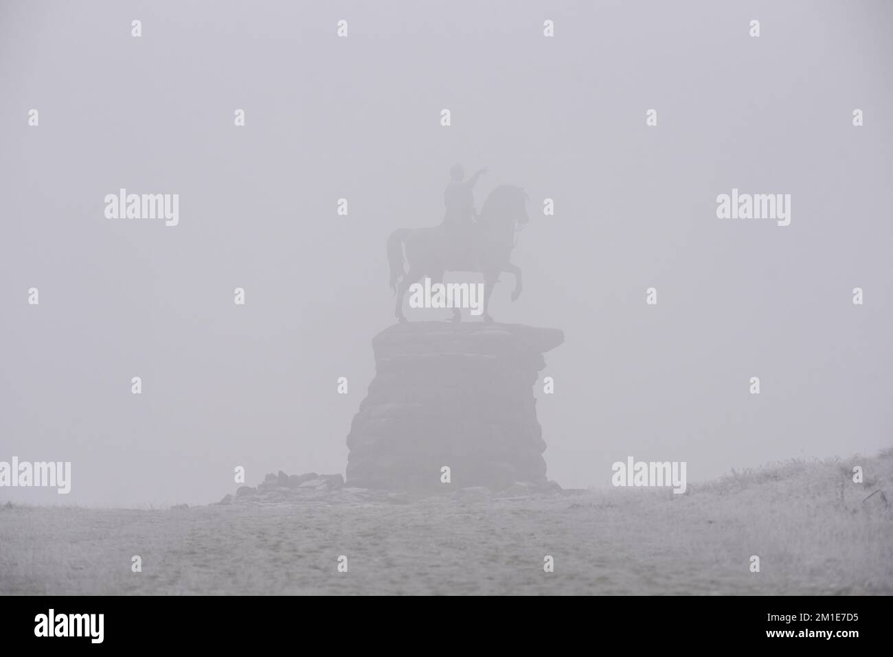 La statua di Copper Horse svetta dalla nebbia in una fredda mattinata a Windsor Foto Stock
