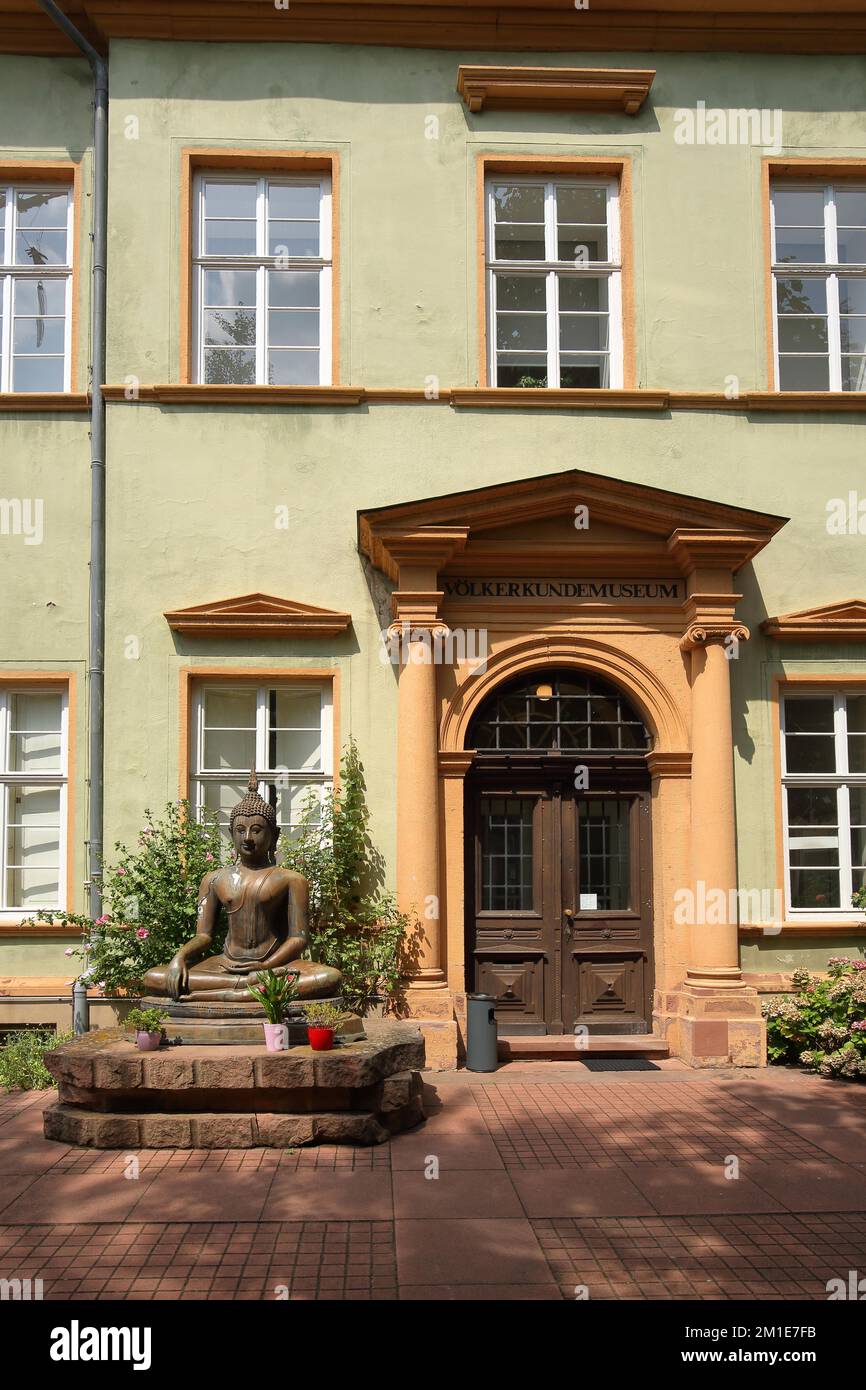 Museo etnologico con statua del Buddha a Heidelberg, Bergstrasse, Baden-Württemberg, Germania, Europa Foto Stock
