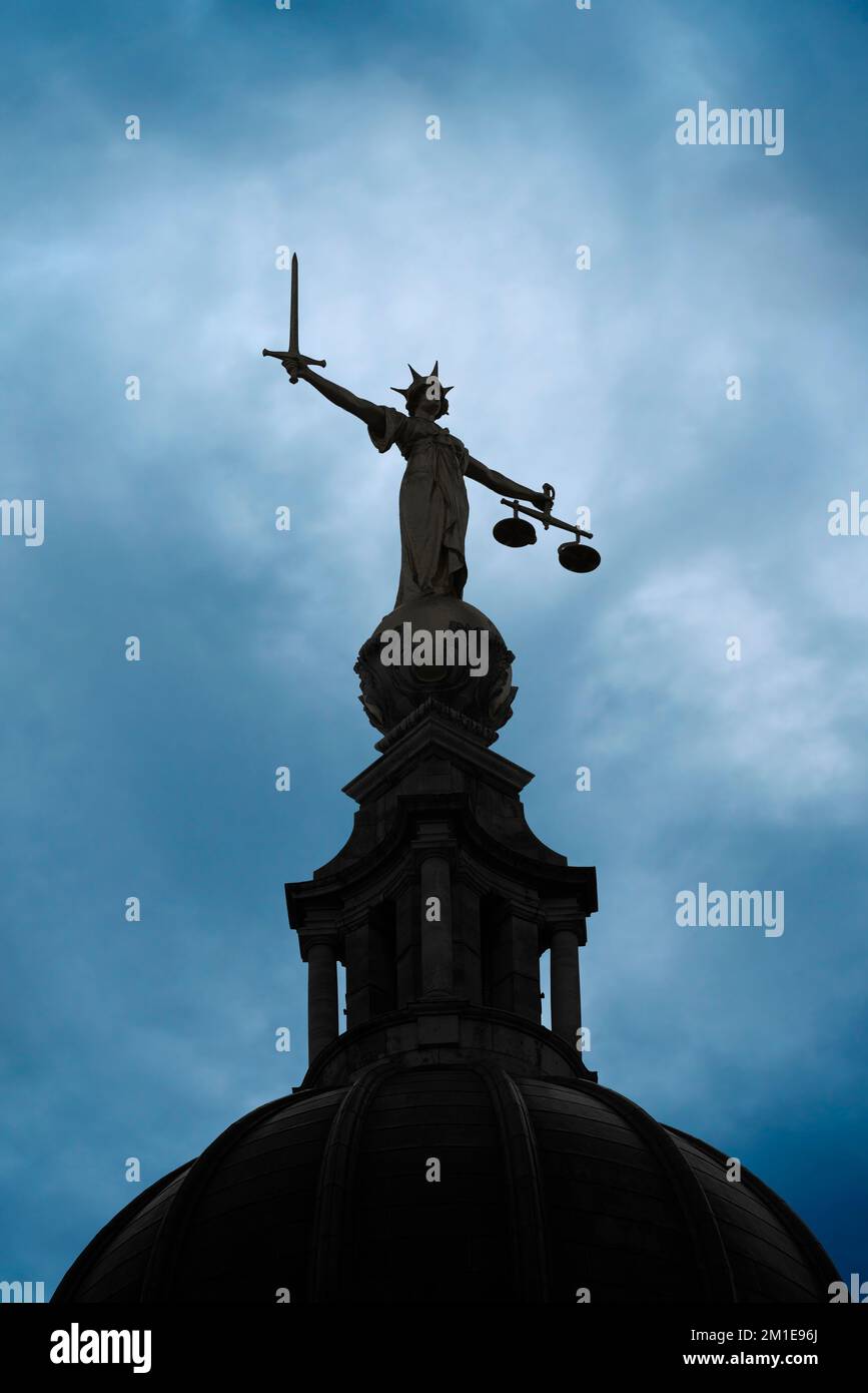 Statua della Lady Justice sull'Old Bailey, Corte penale Centrale, Londra, Regno Unito Foto Stock
