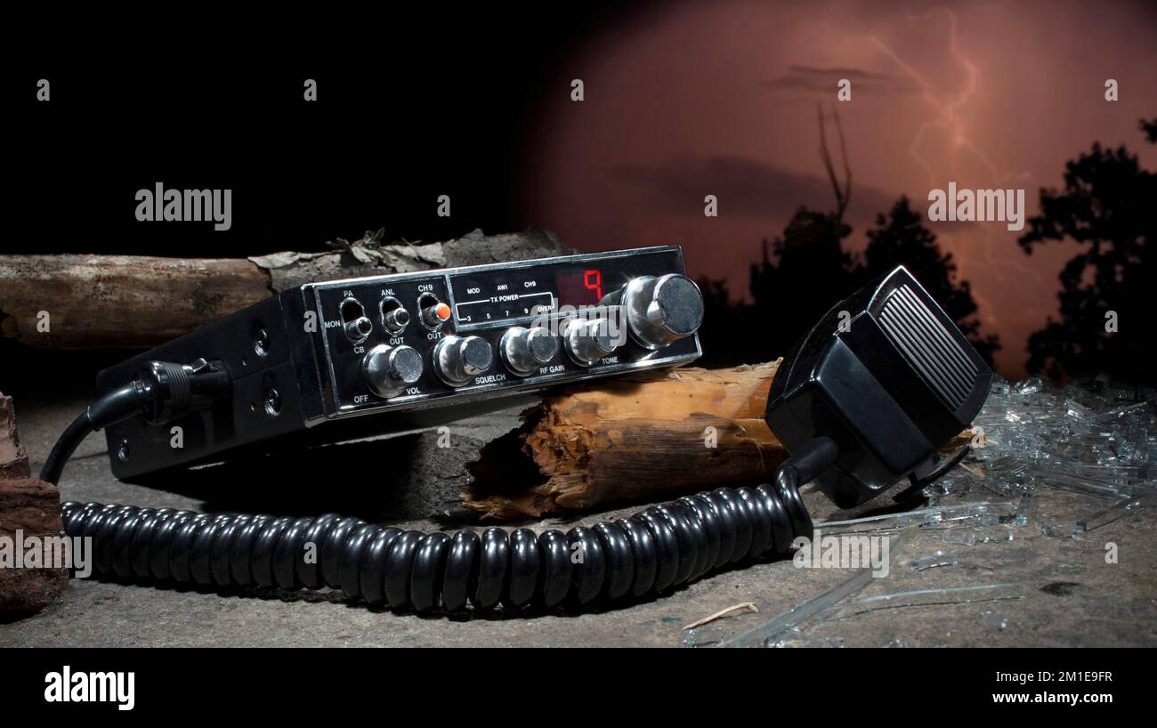 La radio di emergenza continua a funzionare dopo aver lasciato il danno Foto Stock